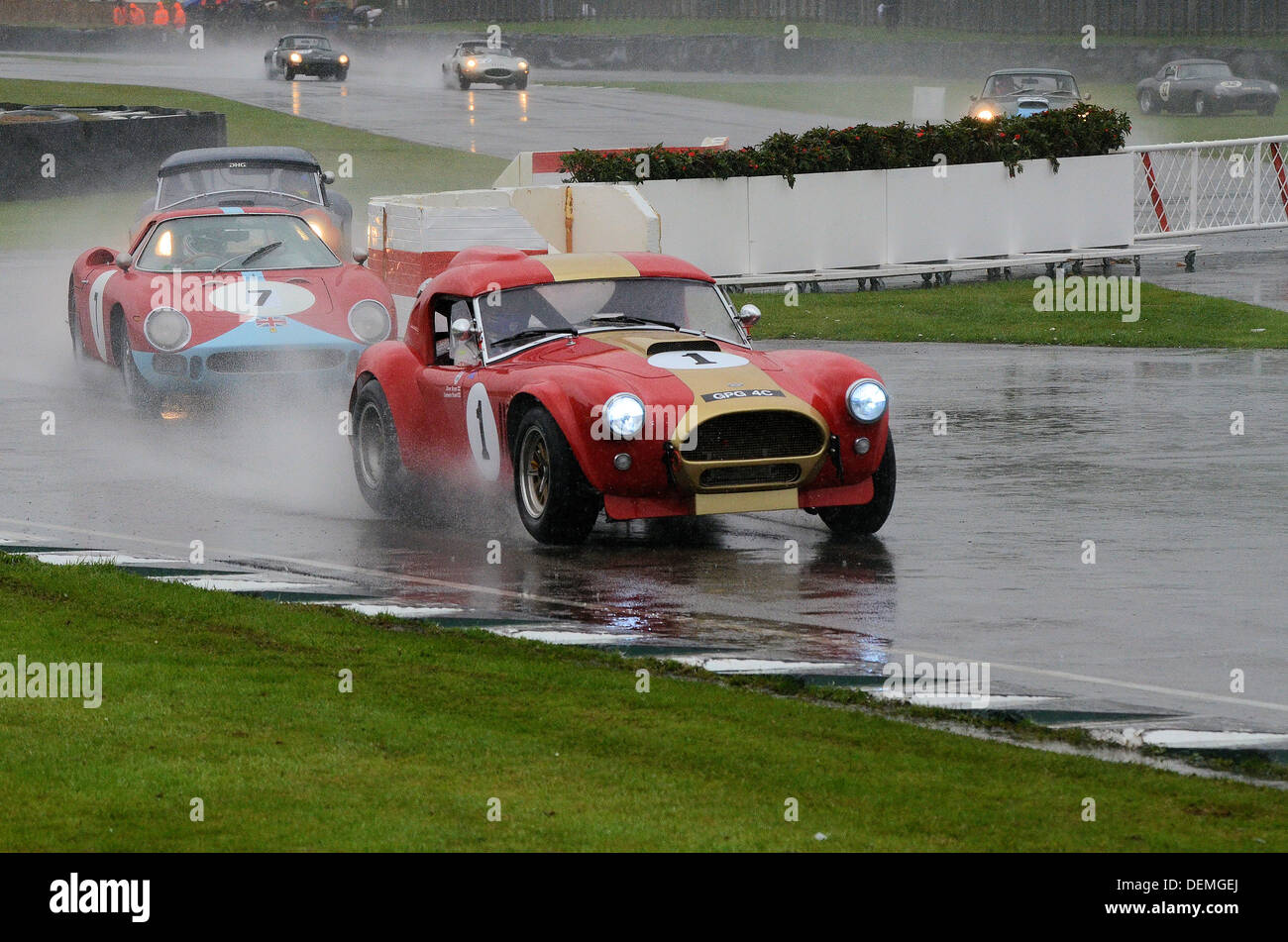 Courses automobiles vintage dans des conditions humides au Goodwood Revival. AC Cobra en tête Banque D'Images