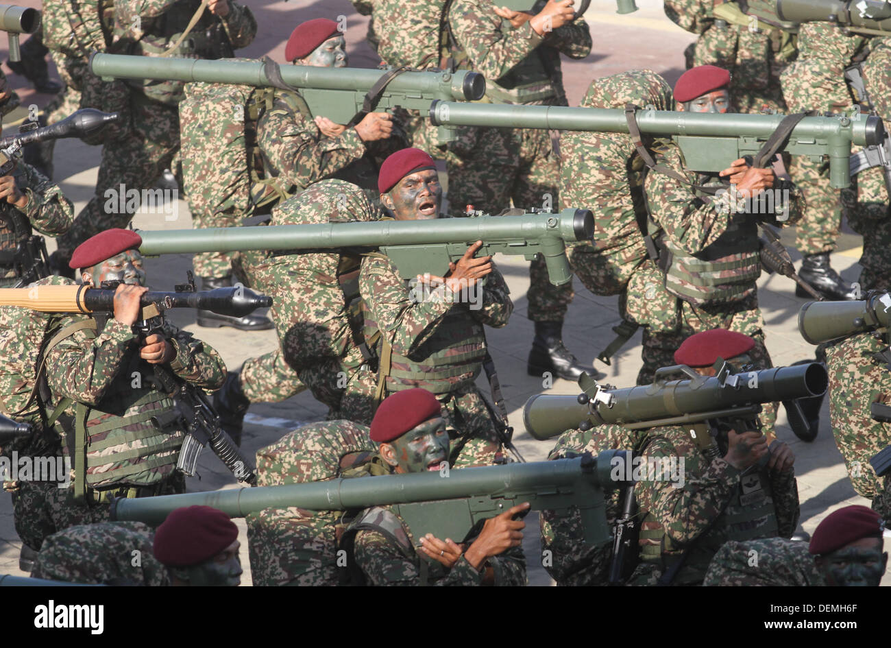 Kuala Lumpur, KUALA LUMPUR, MALAISIE. 21e Août, 2013. Les membres de l'armée malaisienne marchant avec des bazookas et rocket launcher dans un défilé au cours de la célébration du 80e anniversaire des Forces armées à Dataran Merdeka, Kuala Lumpur, Malaisie Crédit : Kamal Sellehuddin ZUMAPRESS.com/Alamy/Live News Banque D'Images