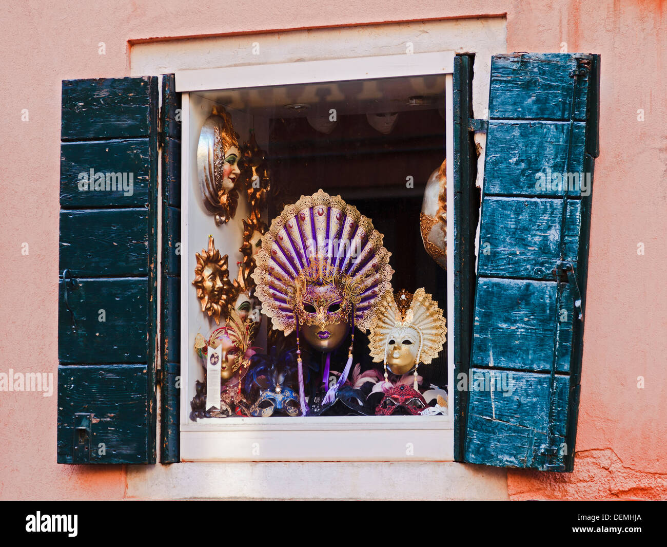 Venise Italie afficher fenêtre, à la boutique de souvenirs vend des vêtements décorés de masques pour l'amusement et le théâtre dans l'ancien bâtiment peint wal Banque D'Images