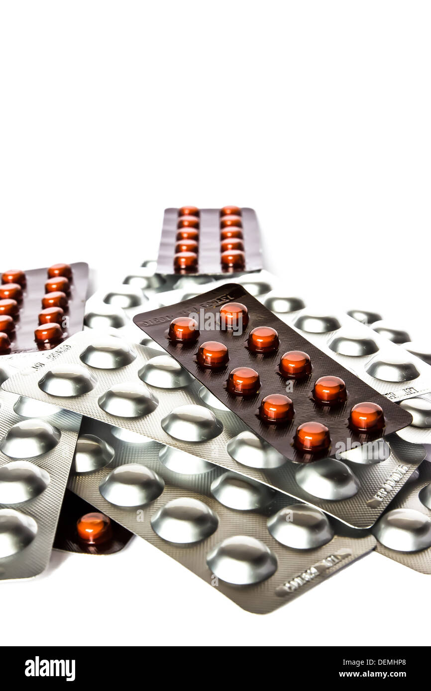 Sur le comptoir rouge médicament dans un blister isolé sur fond blanc Banque D'Images