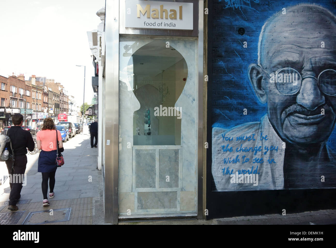 Murale de Gnasher de Mahatma Gandhi sur le côté du restaurant indien, au nord de Londres Banque D'Images
