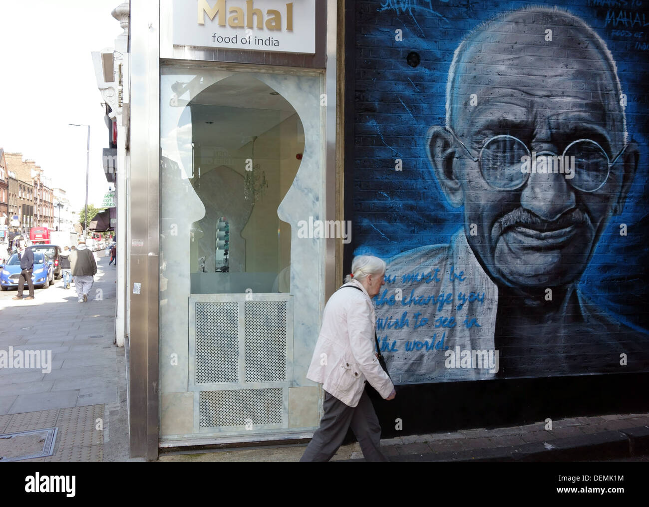 Murale de Gnasher de Mahatma Gandhi sur le côté du restaurant indien, au nord de Londres Banque D'Images