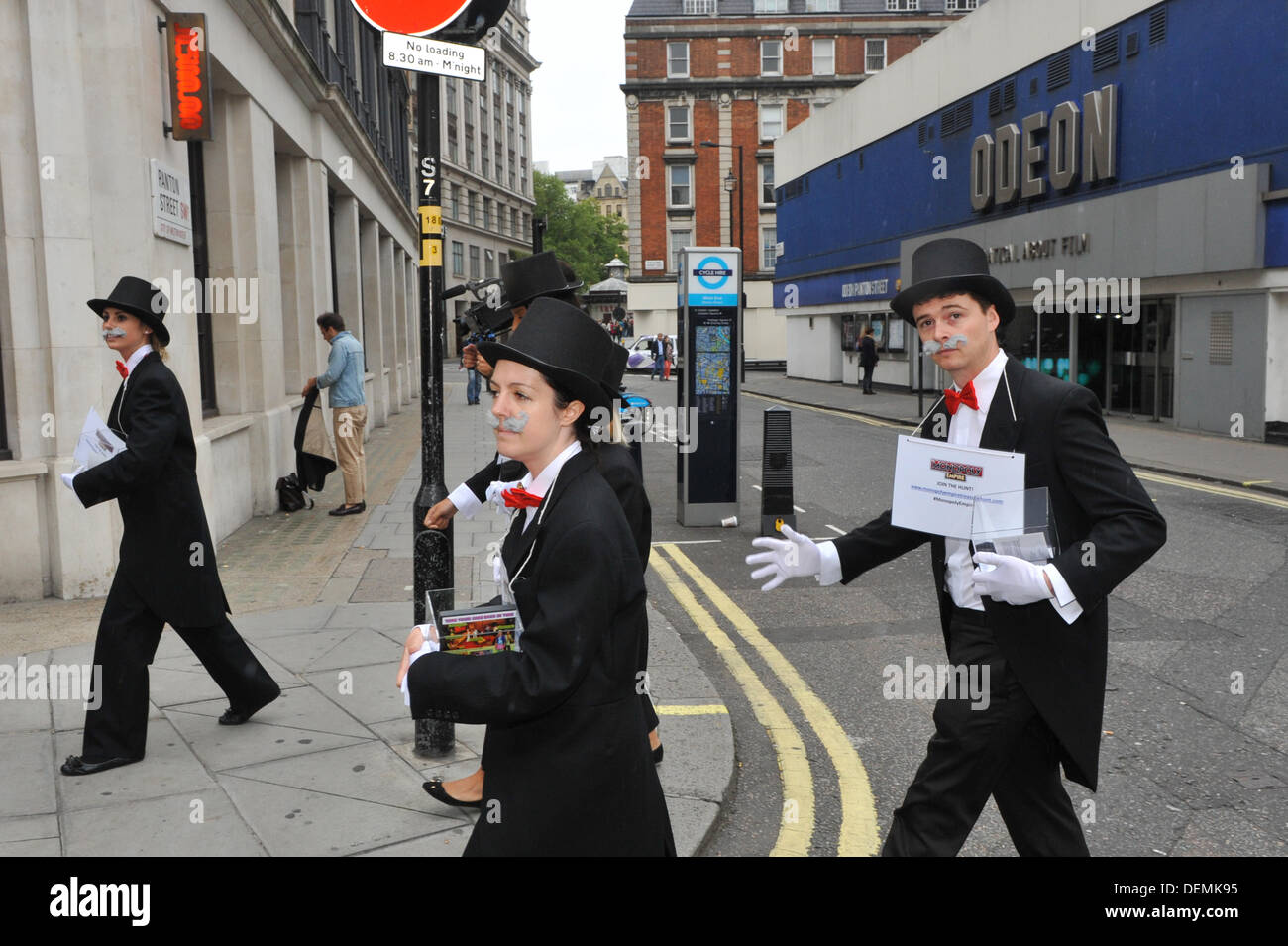 Leicester Square, Londres, Royaume-Uni. 21 septembre 2013. Un groupe habillé en monopole' 'Mr assembler à Londres pour la promotion de la chasse au trésor. Crédit : Matthieu Chattle/Alamy Live News Banque D'Images