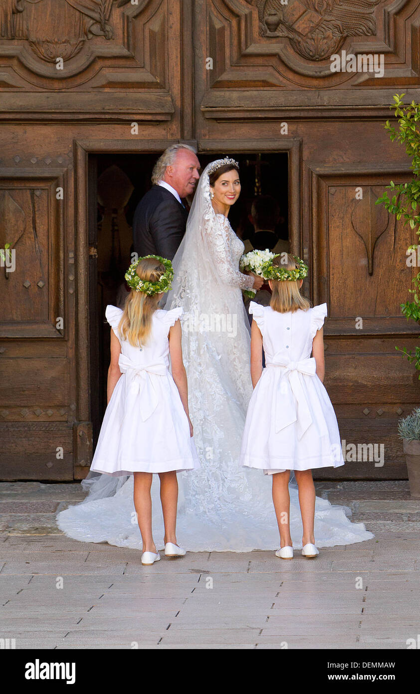 Saint Maximin la Sainte Baume, France. 21 septembre 2013. La mariée Claire Lademacher et son père Hartmut Lademacher arrivent pour le mariage religieux dans la Basilique Sainte Marie Madeleine à Saint Maximin la Sainte Baume en France, 21 septembre 2013. Photo : Albert Nieboer-PRE / dpa/Alamy Live News Banque D'Images