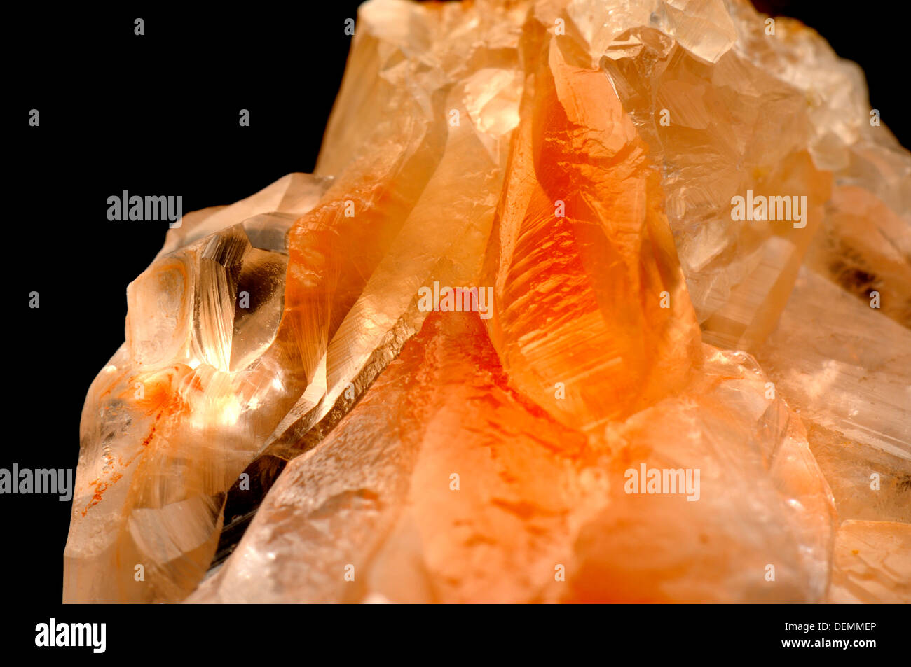 La calcite orange (carbonate de calcium) Banque D'Images