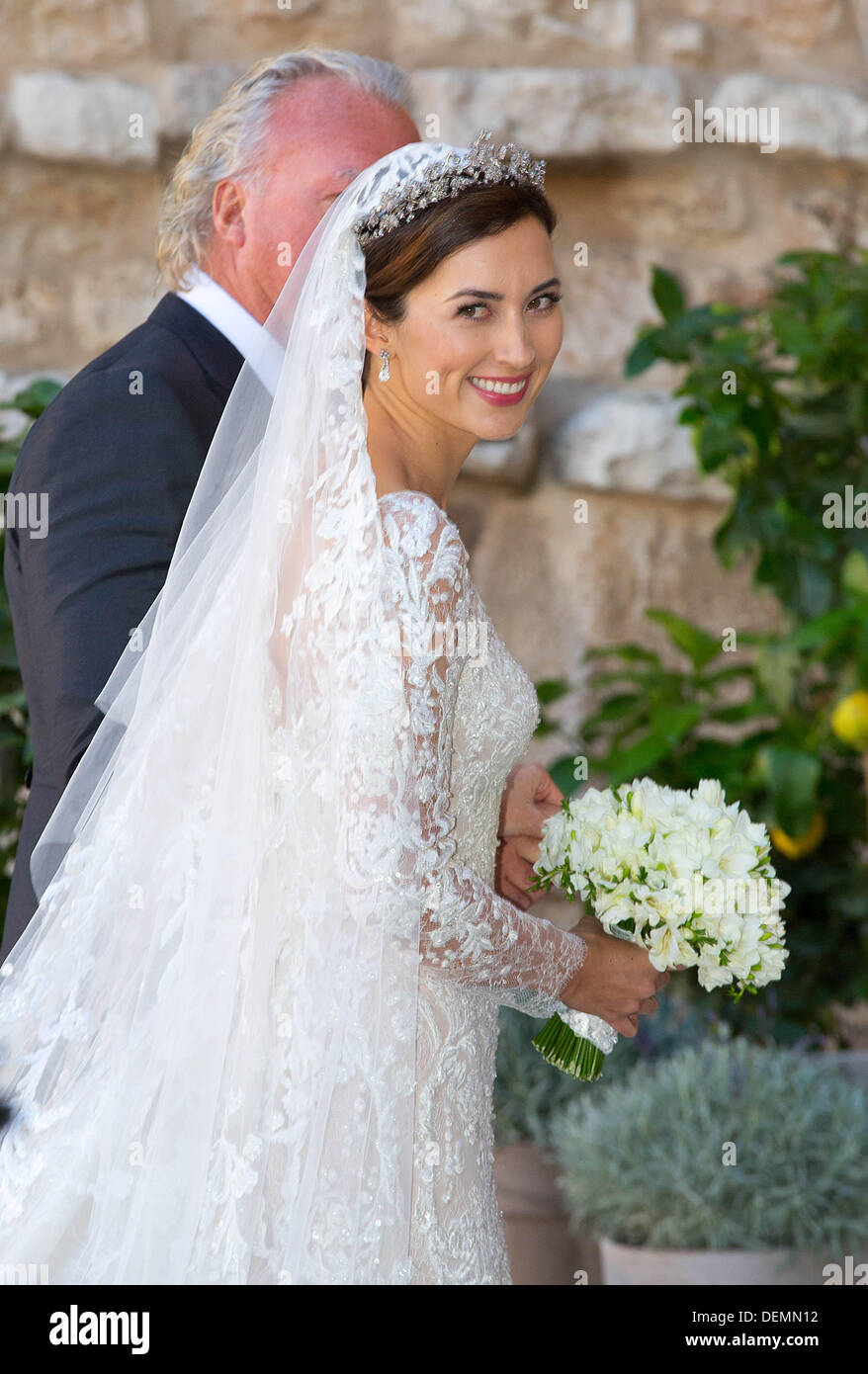 Saint Maximin la Sainte Baume, France. 21 septembre 2013. La mariée Claire Lademacher et son père Hartmut Lademacher arrivent pour le mariage religieux dans la Basilique Sainte Marie Madeleine à Saint Maximin la Sainte Baume en France, 21 septembre 2013. Photo : Albert Nieboer-PRE / dpa/Alamy Live News Banque D'Images