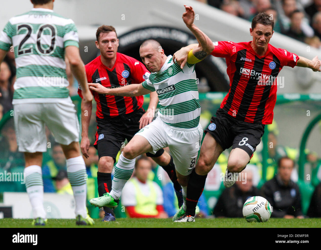 Glasgow, Ecosse. 21e Août, 2013. Scott Brown et Gary McDonald s'affrontent en milieu de terrain au cours de la Scottish Premier League match entre Celtic et St Johnstone de Parkhead. Credit : Action Plus Sport/Alamy Live News Banque D'Images