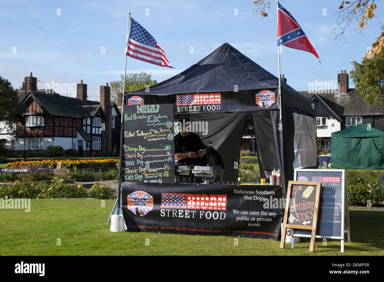 Kiosque de restauration de rue à Port Sunlight, Wirral, Royaume-Uni. 21 septembre 2013. Festival annuel de Port Sunlight Village organisé par la fiducie caritative indépendante responsable de la préservation et de la promotion du village modèle de Port Sunlight, créé par William Hesketh levier pour ses travailleurs De L'usine De savon Solaire en 1888. Cet événement de signature a été programmé pour coïncider avec les célébrations de la Journée des fondateurs. Banque D'Images