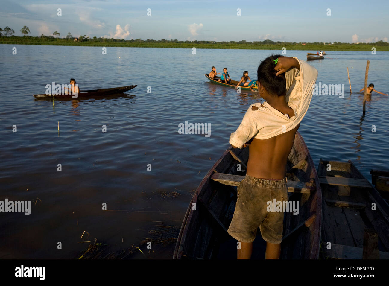 Un groupe d'enfants jouant et voile de petits bateaux sur l'Amazone. Banque D'Images