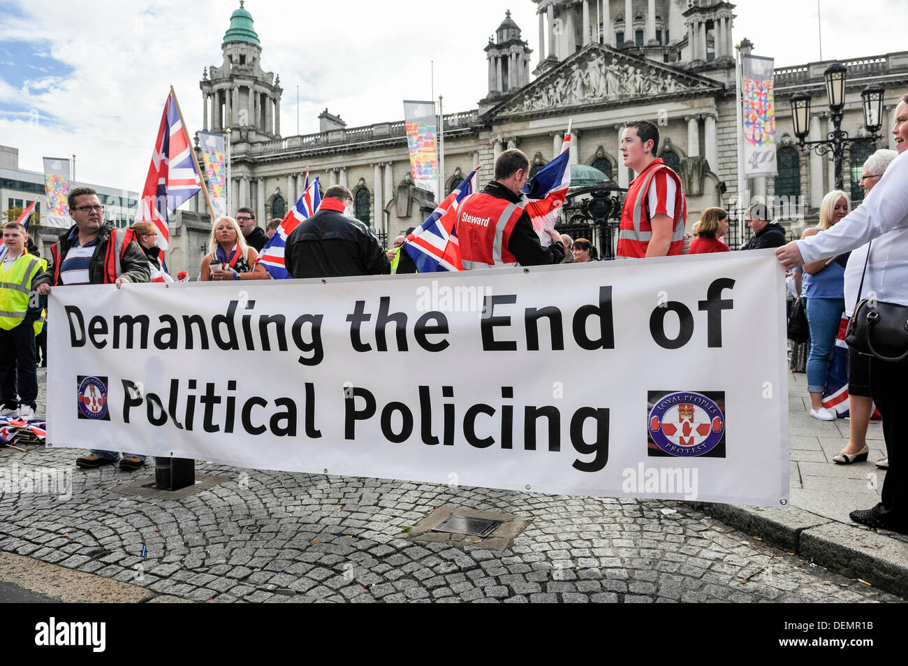 Belfast, en Irlande du Nord, 21 septembre 2013 - des manifestants loyalistes détiennent une bannière «exigeante la fin de la police politique' à Belfast City Hall Crédit : Stephen Barnes/Alamy Live News Banque D'Images