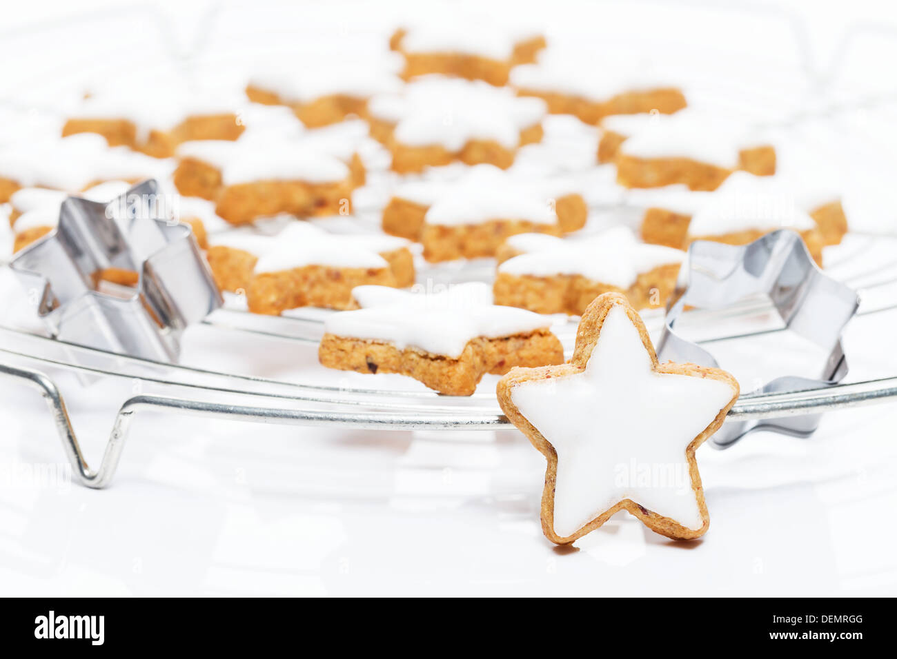 Comité permanent de la cannelle noël étoiles en face d'une grille de refroidissement avec de nombreuses stars de cannelle Banque D'Images