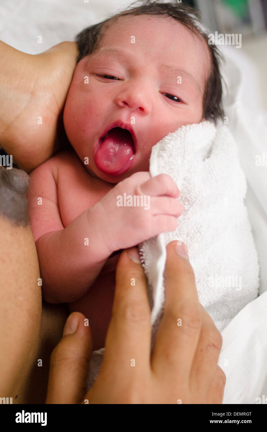 Bebe Nouveau Ne Affame Montre Des Signes De Faim Ouvrir La Bouche Et De La Langue Qui Sort Photo Stock Alamy