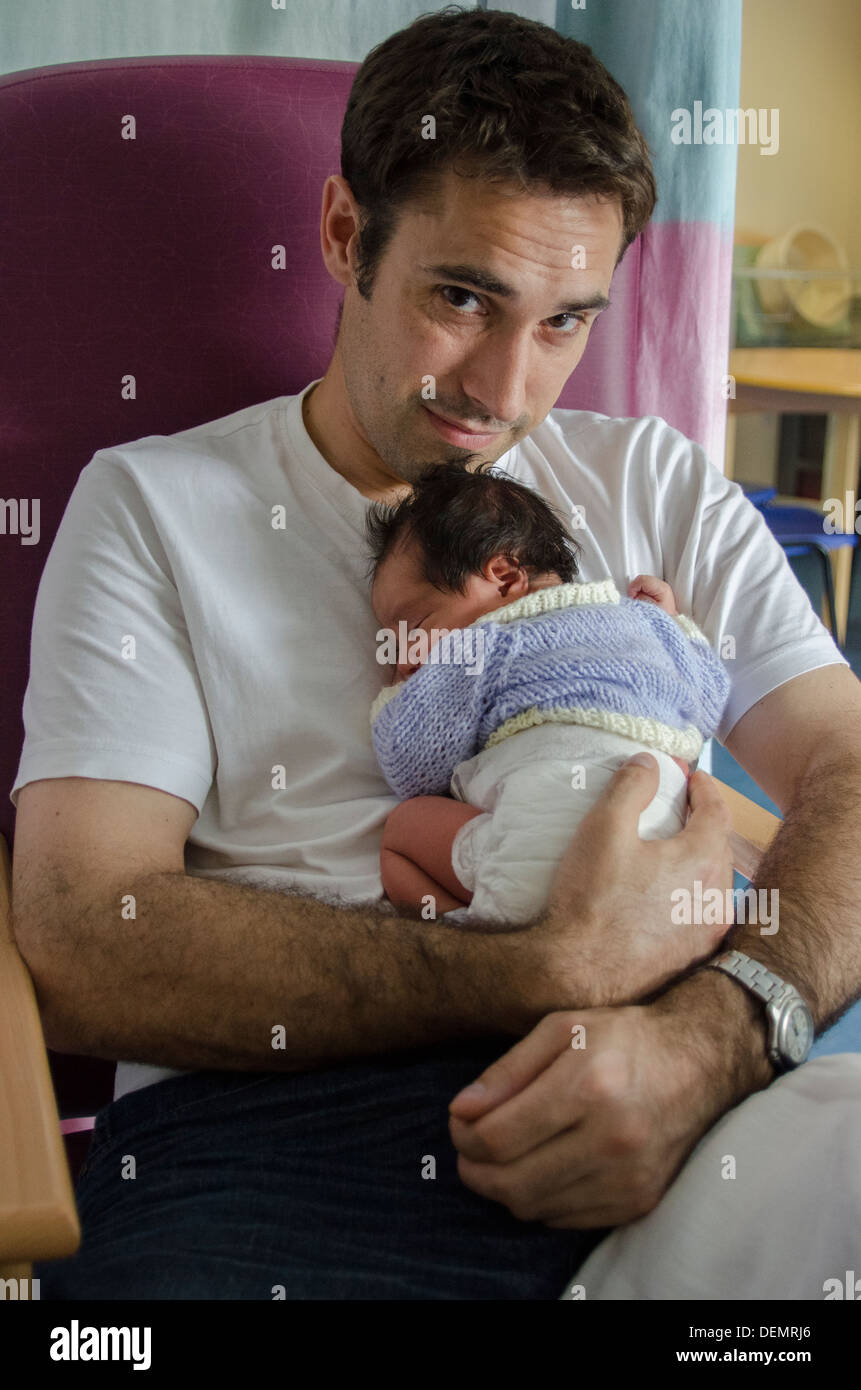 Fier Papa Avec Bebe Nouveau Ne De Moins D Un Jour Photo Stock Alamy Fier Papa Avec Bebe Nouveau Ne De Moins D Un Jour Photo Stock Alamy
