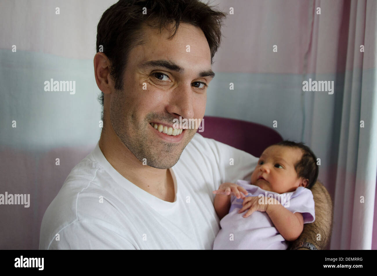 Fier papa avec bébé nouveau-né de moins d'un jour Banque D'Images