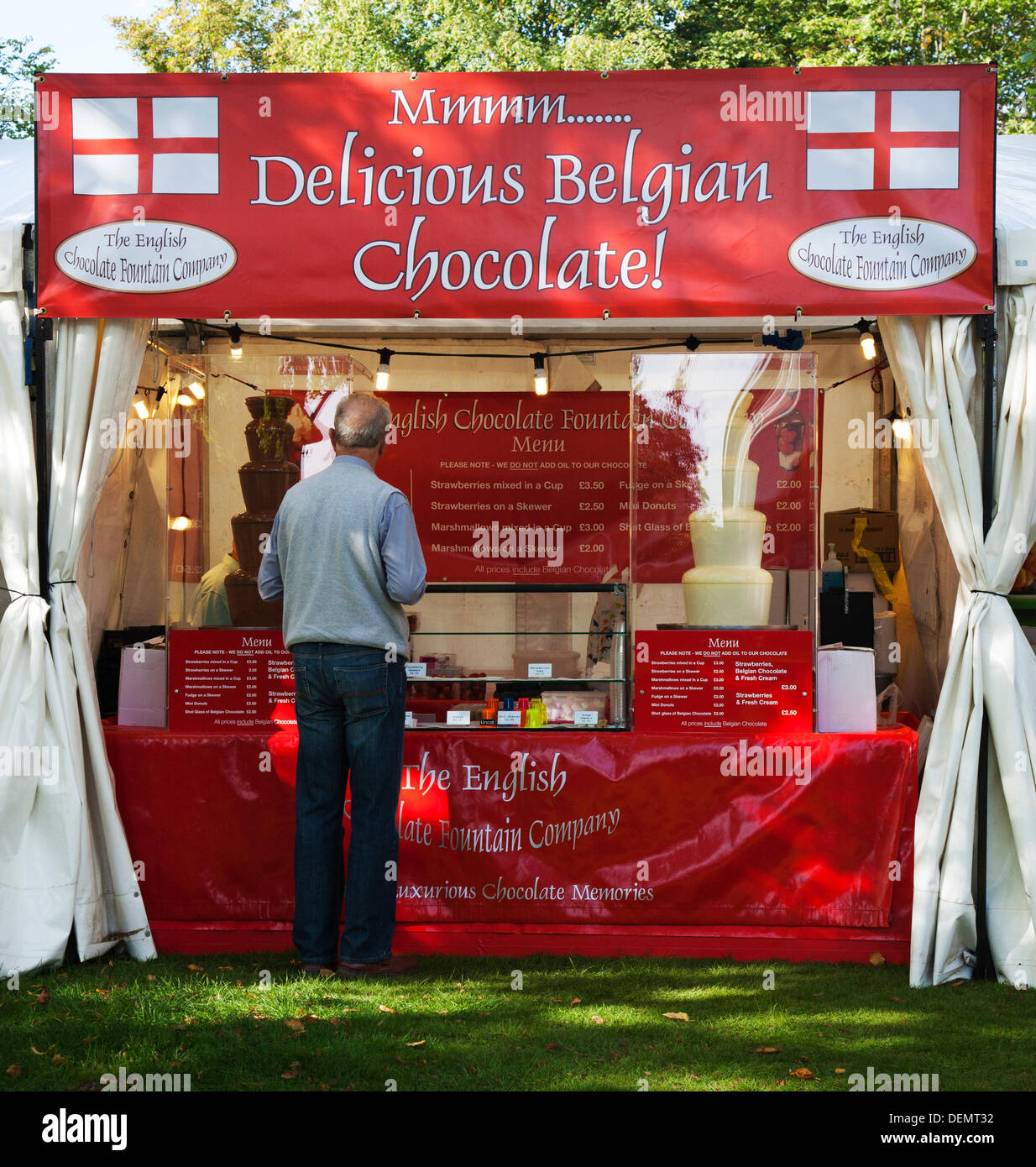 Acheter du chocolat de fontaine belge au Port Sunlight Village Festival annuel organisé par la fiducie caritative indépendante chargée de préserver et de promouvoir le village modèle.Créé par William Hesketh lever pour ses travailleurs de l'usine de savon Sunlight en 1888. Cet événement marquant a coïncidé avec les célébrations de la fête des fondateurs. Banque D'Images