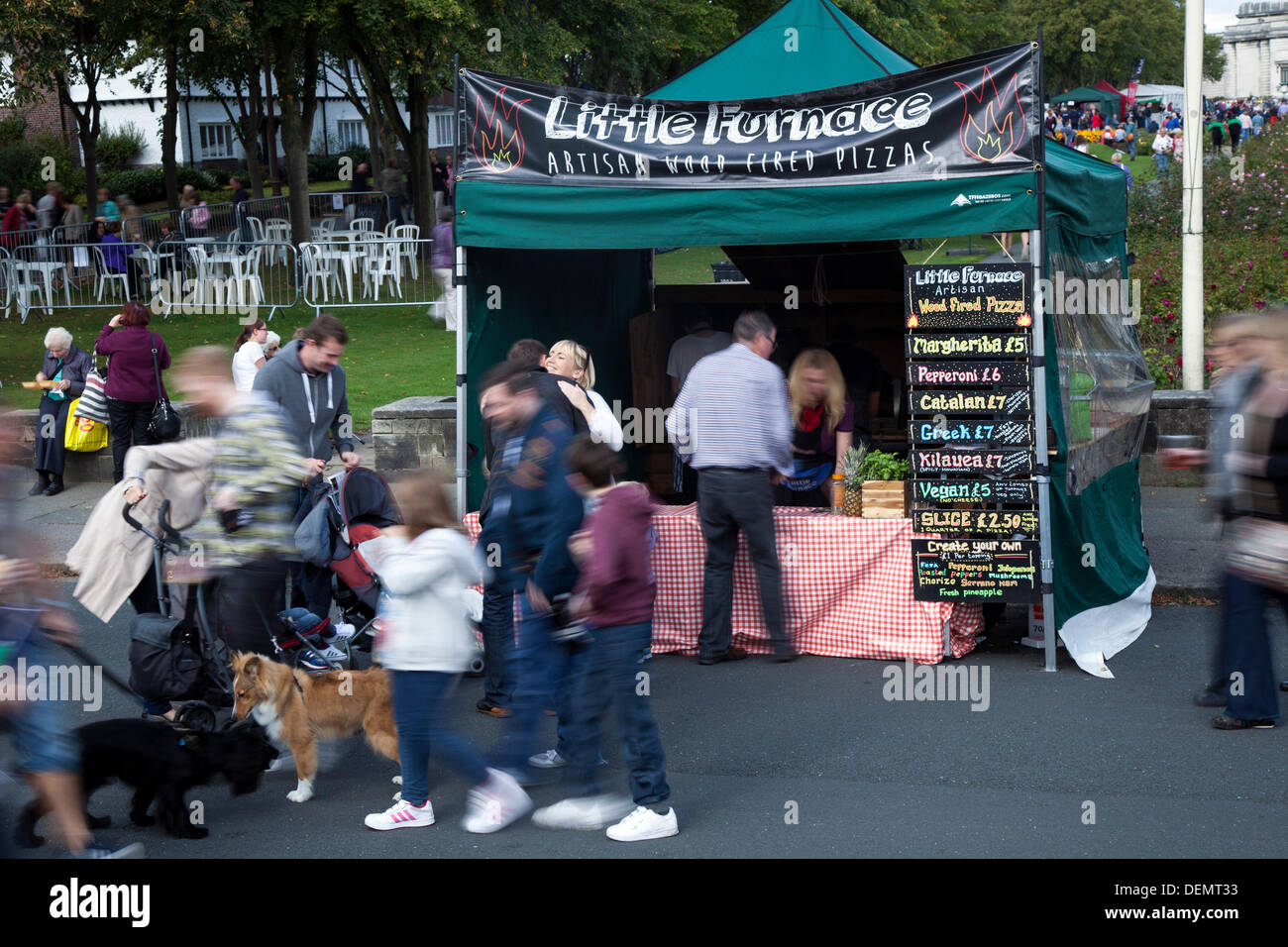 Lumière Du Soleil De Little Furnace Port, Wirral, Royaume-Uni. 21 septembre 2013. Le festival annuel four 'Pizza Hut' at Port Sunlight Village organisé par la fiducie caritative indépendante responsable de la préservation et de la promotion du modèle de village de Port Sunlight, créé par William Hesketh lever pour ses employés de l'usine De savon Solaire en 1888. Cet événement signé a eu lieu à temps pour coïncider avec les célébrations de la Journée des fondateurs. Banque D'Images