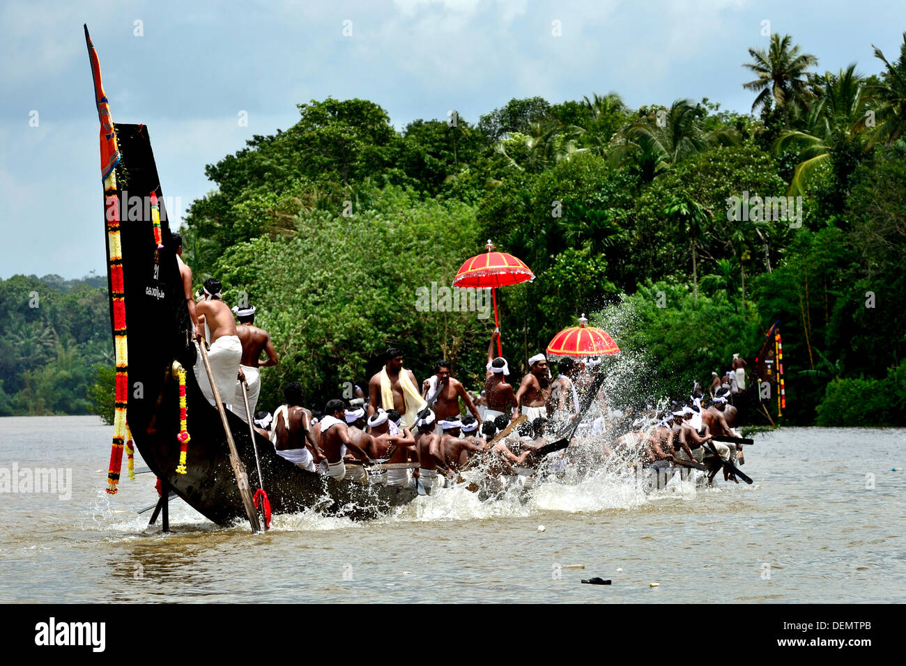 L'Aranmula Boat Race le plus vieux bateau fiesta au Kerala, le sud-ouest de l'état de l'Inde est tenue pendant Onam (août-septembre). Elle se déroulera à Aranmula, près d'un temple hindou dédié au dieu Krishna et Arjuna. Le serpent se déplacer deux par deux bateaux au rythme de chants et de cris à gorge vu par une foule. Banque D'Images