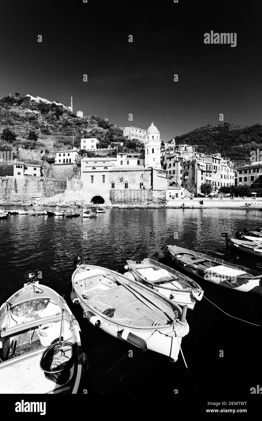 Vernazza est un petit village de pêcheurs dans la région de Cinque Terre, Italie Banque D'Images