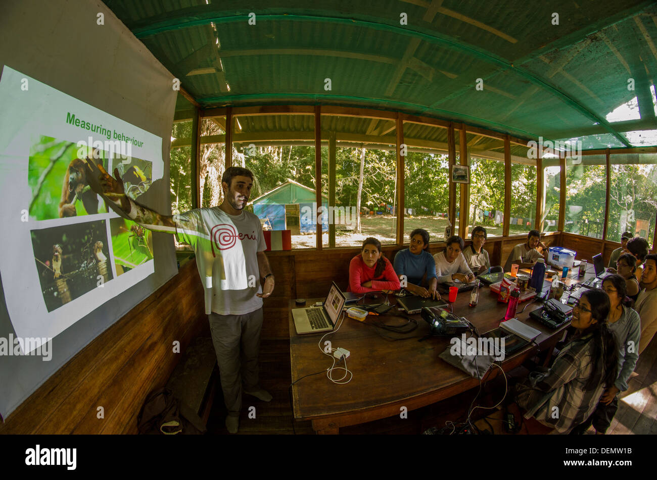 Cours de biologie, Cocha Cashu la Station de recherche biologique, parc national de Manu, Pérou Banque D'Images