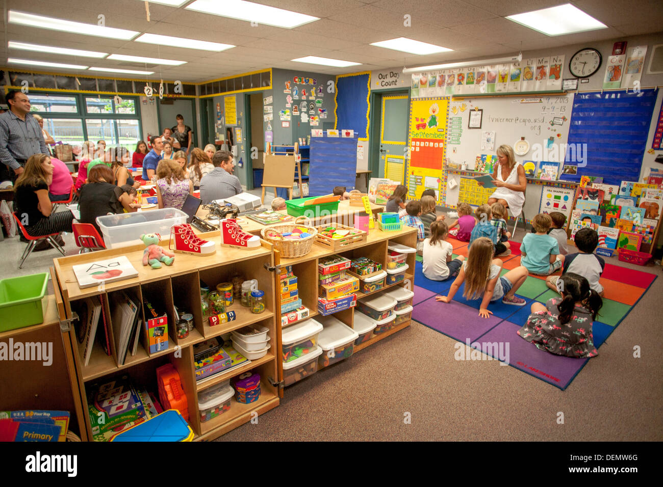 Les parents des élèves de la classe de maternelle inscrivez-vous sur le premier jour de l'école primaire de Laguna Niguel, CA. Banque D'Images