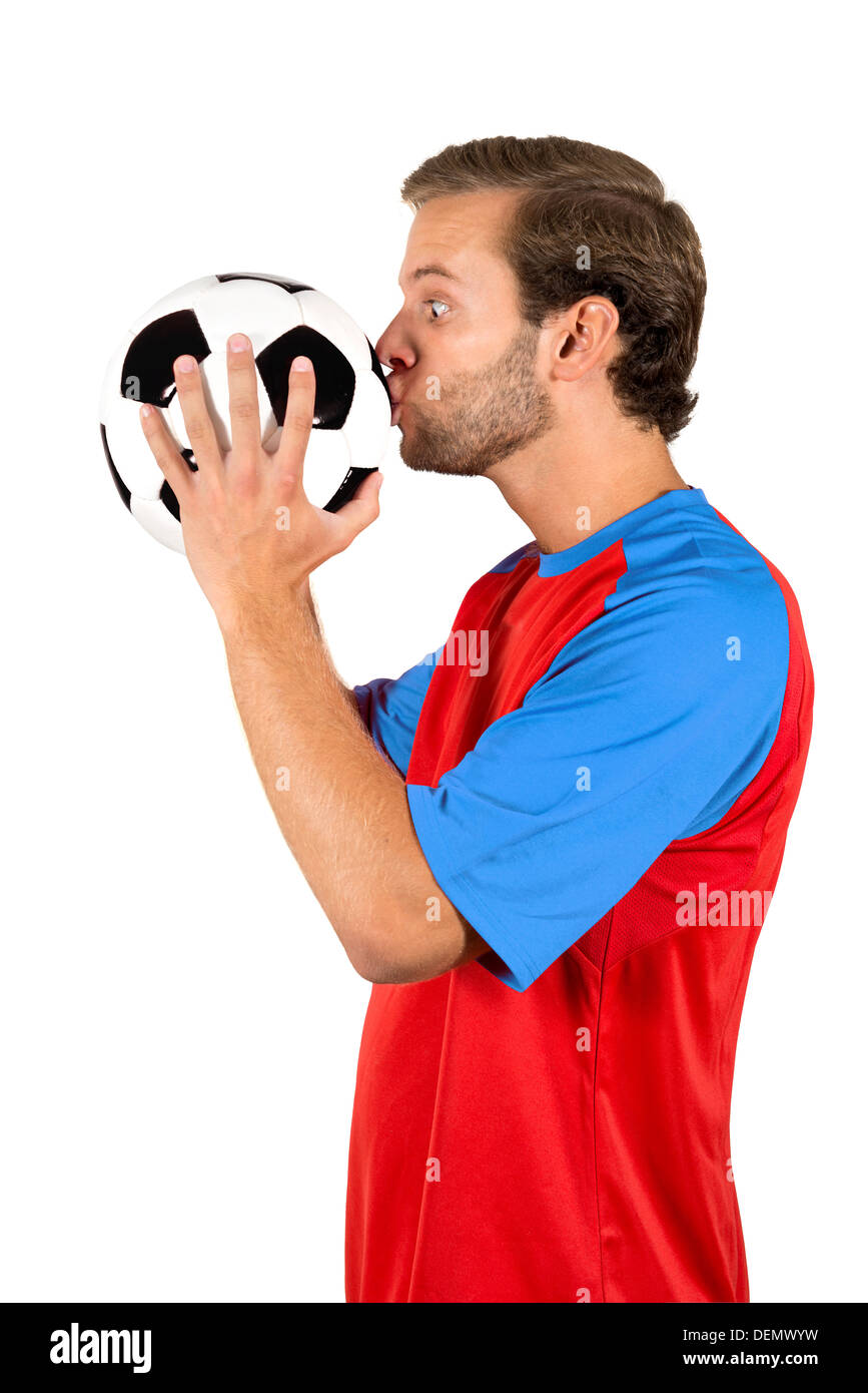 Joueur de football embrassant un ballon isolé dans White Banque D'Images