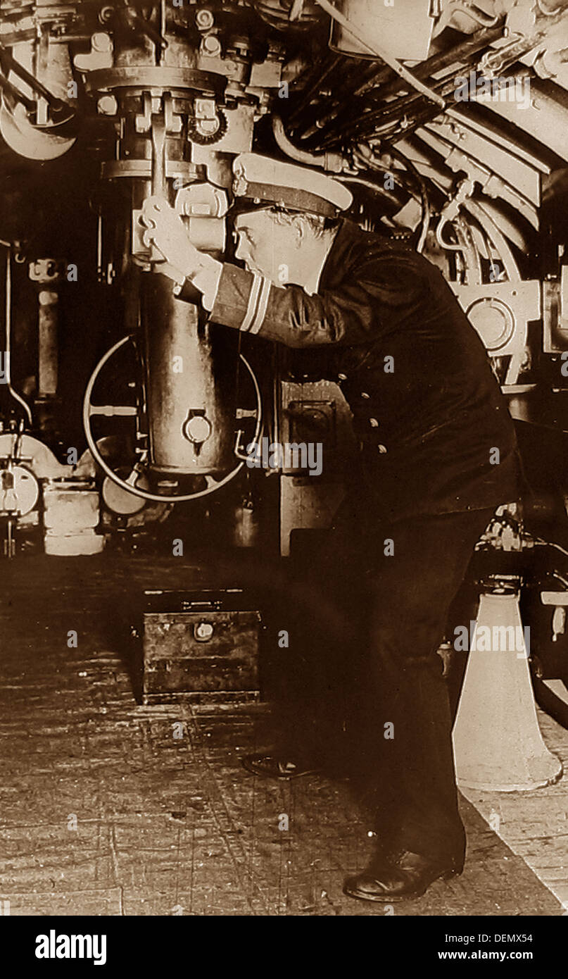 En utilisant le périscope d'un sous-marin britannique probablement 1930 Banque D'Images