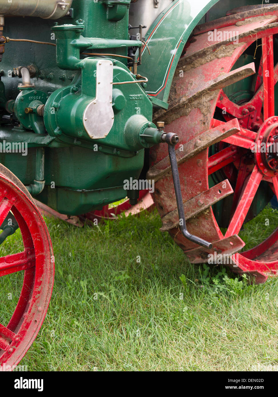 Vue de l'étape et des roues arrière par rapport aux pattes, antique J.I. Cas tracteur à vapeur ; Thresheree Rock River, Edgerton, WI ; 2 Sept 2013 Banque D'Images