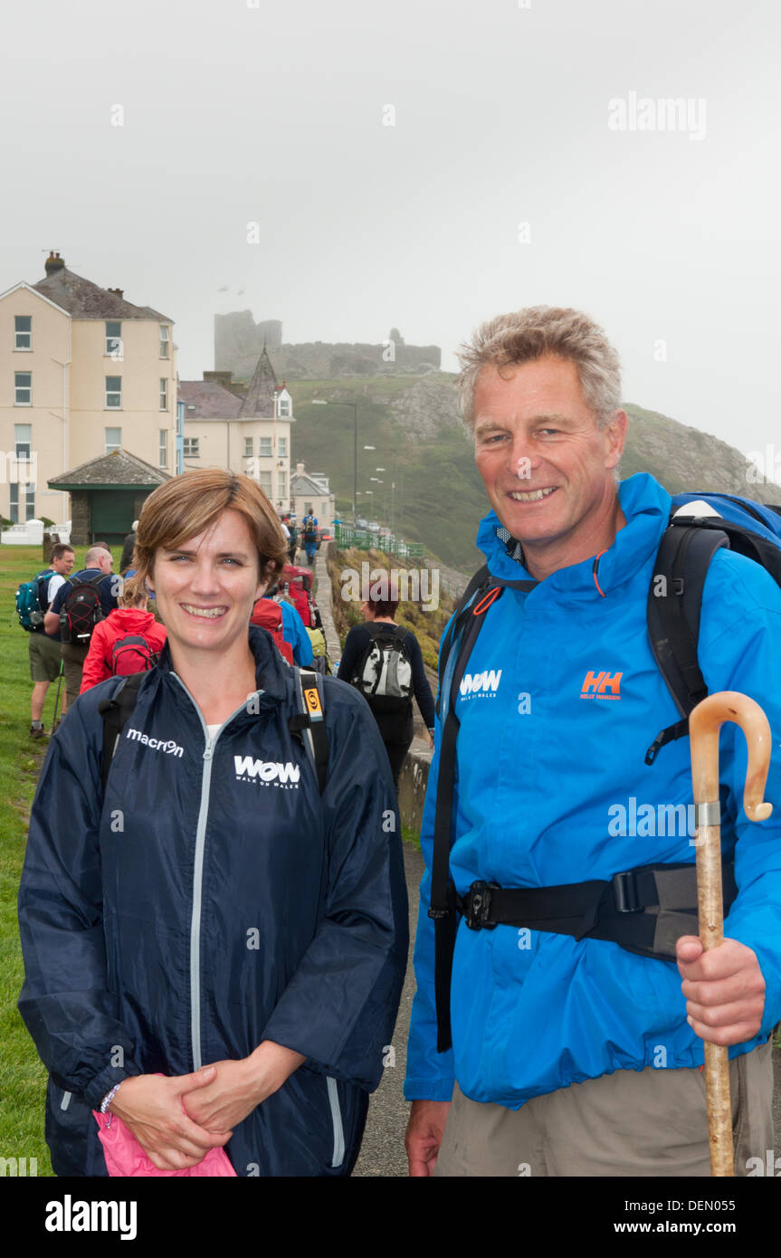 Château de Criccieth, Gwynedd, Pays de Galles. 21e Août, 2013. Mme William Robinson (à gauche) et Jan Koops (droite) à l'étape 5 de la "marche sur marche de bienfaisance des Galles Château de Criccieth approche, Gwynedd. Les 870 km à pied est entrepris de se rappeler les 50 gardes gallois tués en service actif depuis la Seconde Guerre mondiale 2 et de réunir des fonds pour le Welsh Guards Afghanistan Appel et combattre le stress la marche d'aujourd'hui est consacrée à un caporal de Burke, tué au combat le RFA Sir Galahad le 8 juin 1982, 23 ans. Banque D'Images