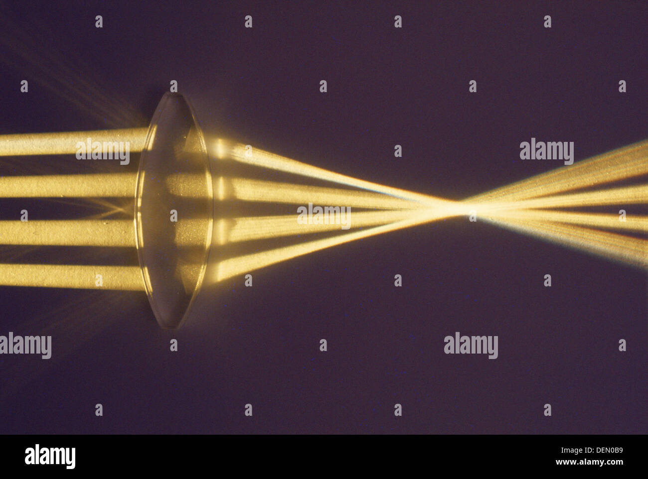 Les rayons de lumière à travers une lentille convergente : objectif de  convergence est dit d'avoir une bonne longueur de focale. Une lentille  convergente provoque la fermeture Photo Stock - Alamy