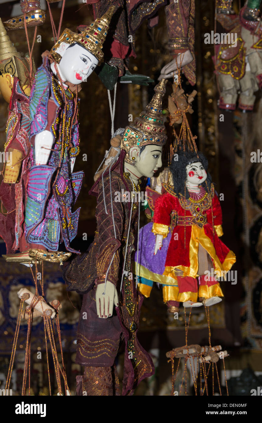 Poupées dans une vitrine dans la Thaïlande Mae Sai Banque D'Images