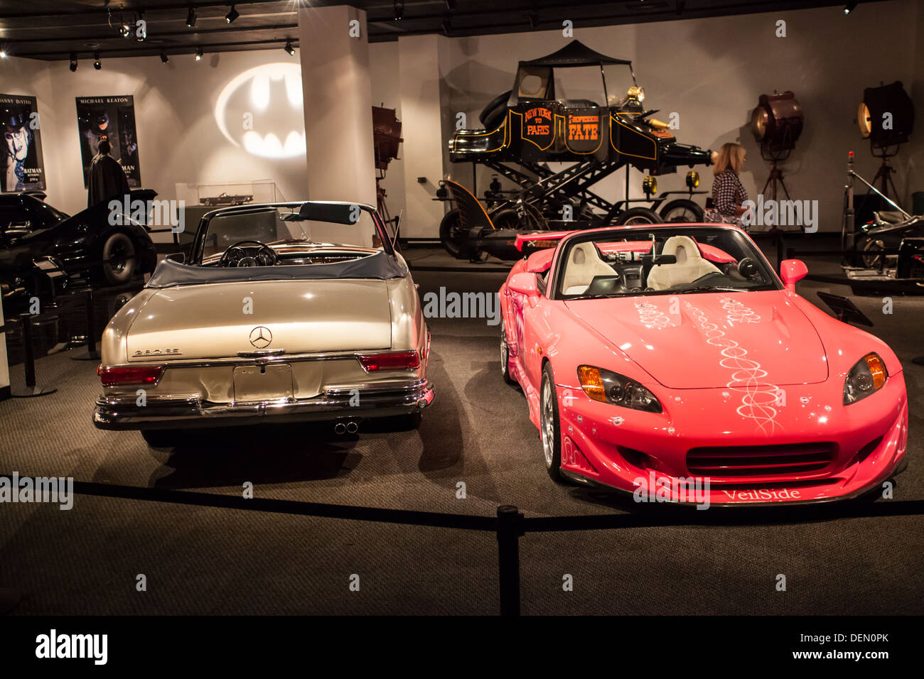 La Mercedes du film The Hangover et Suki's pink Honda S2000 à partir de 2 Fast 2 Furious Film au Musée Petersen Los Angeles California Banque D'Images