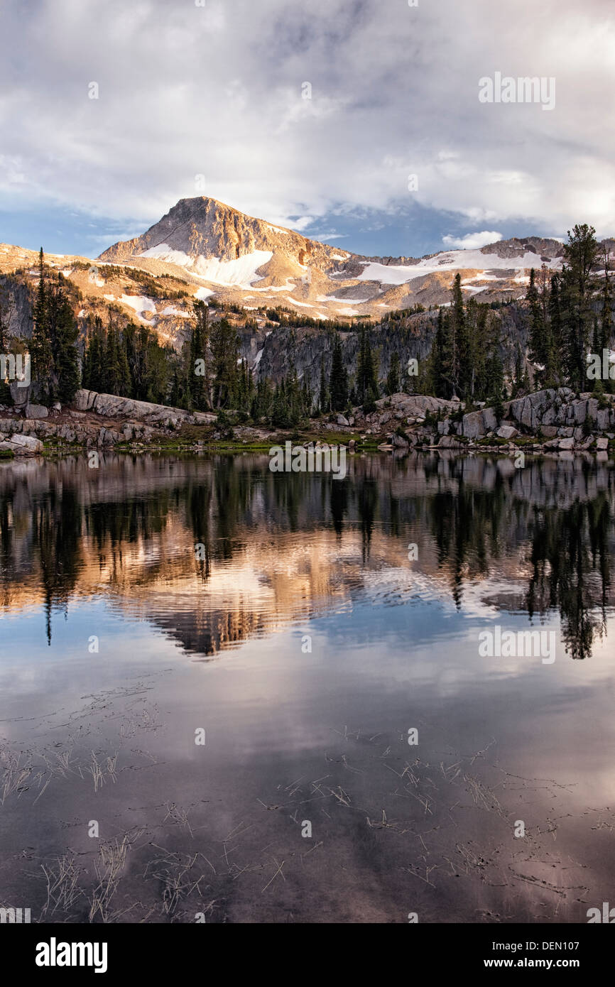 Soirée de réflexion dans le lac Eagle Cap Soleil dans SW Oregon's Eagle Cap Désert et montagnes Wallowa. Banque D'Images