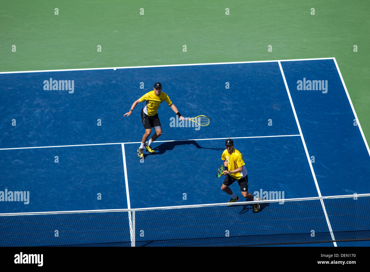 Bob Bryan et Mike Bryan concurrentes dans la demi-finale du double à l'US Open de Tennis 2013 Banque D'Images