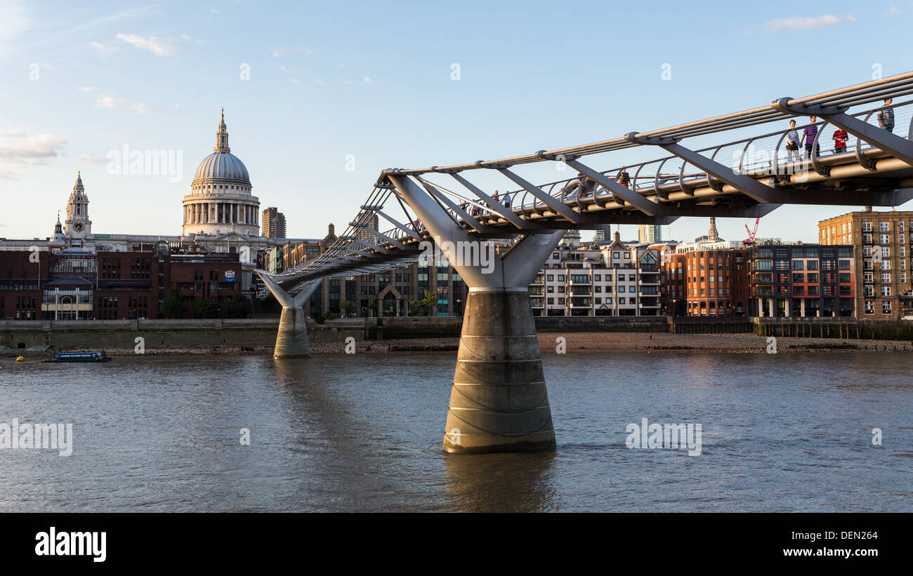 Londres - circa 2013 : Millennium Bridge, forment la Tate Modern avec saint Paul et la Tamise à marée basse Banque D'Images