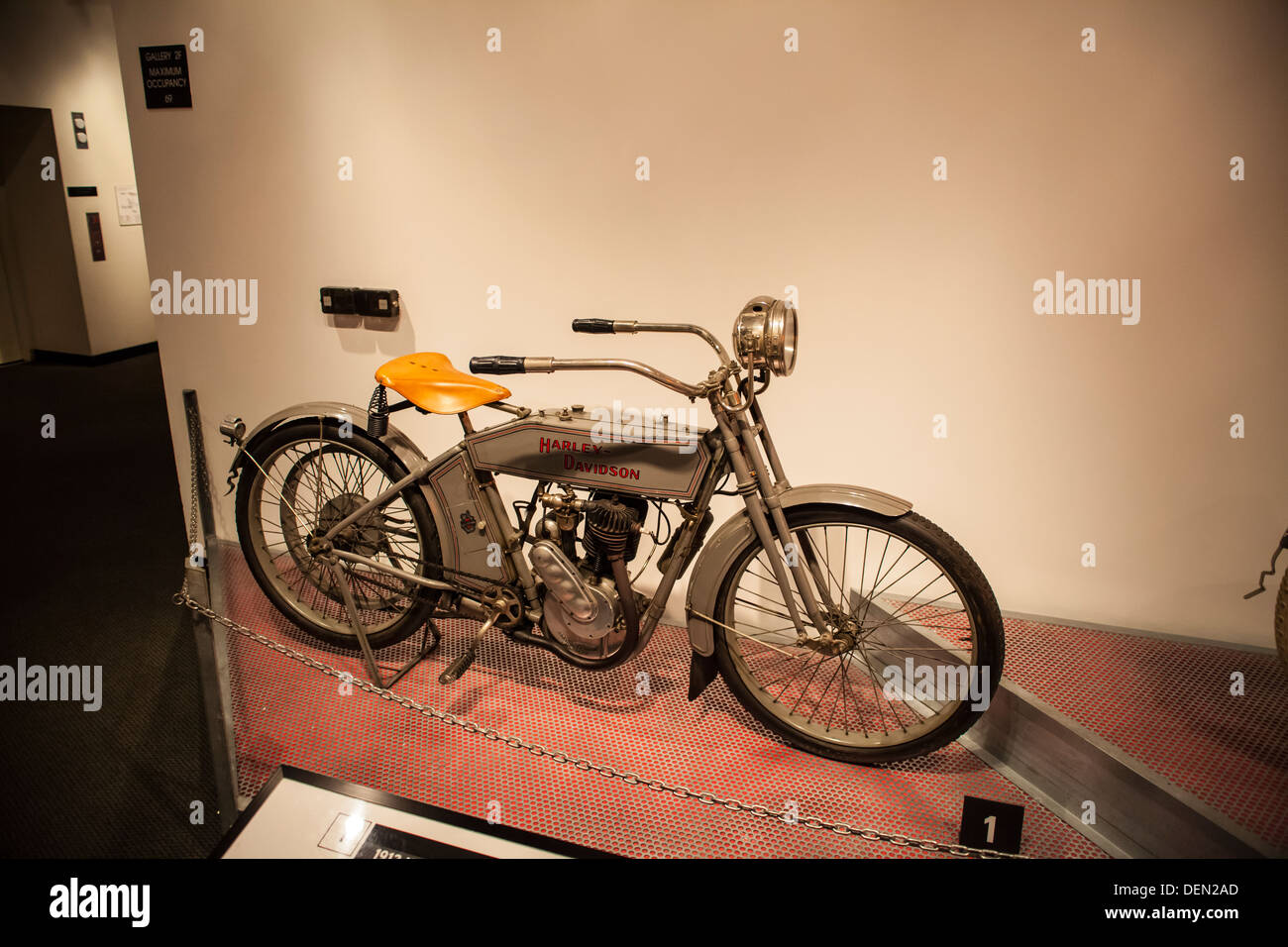 Une collection de motos anciennes au Musée Petersen à Los Angeles en Californie avec un très