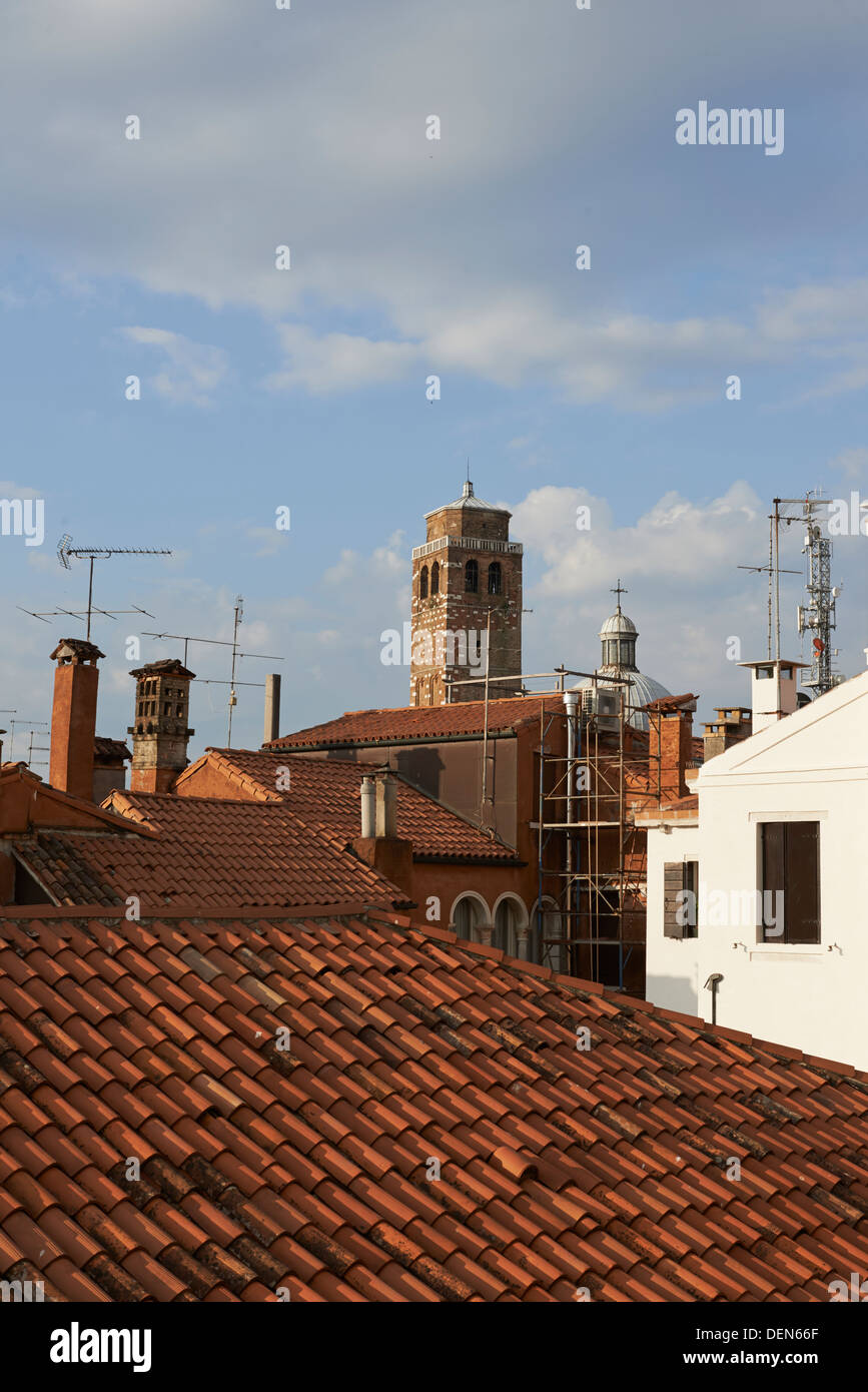 Des toits de Venise avec l'antenne TV et mouette Banque D'Images