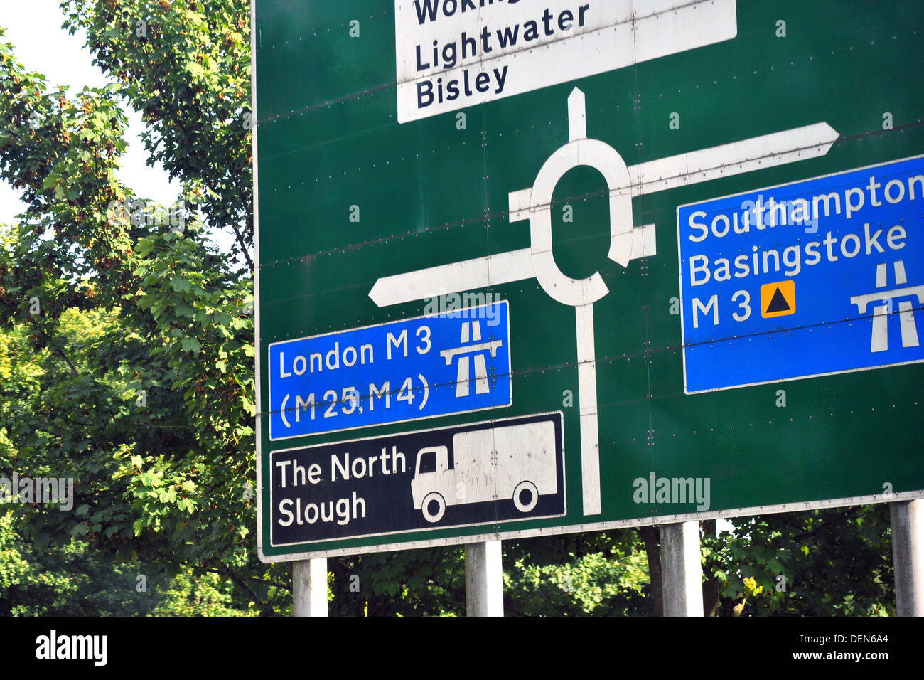 Un rond-point de la route de diriger la circulation à Londres. Banque D'Images