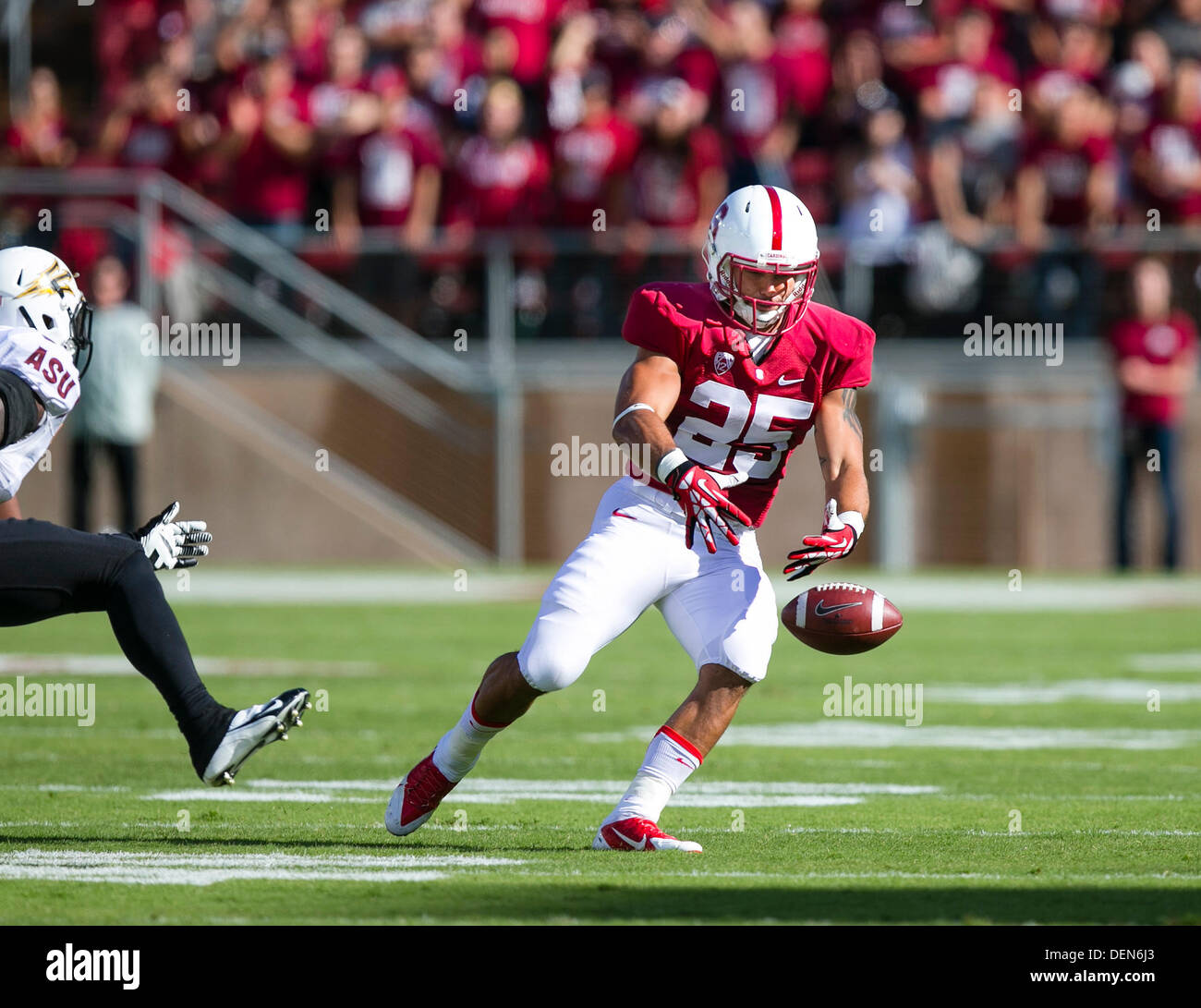 Palo Alto, CA, USA. 21e Août, 2013. 21 septembre 2013 : Stanford Cardinal d'utiliser de nouveau Tyler Gaffney (25) la balle au cours de l'fumbles NCAA Football match entre le Stanford Cardinal et l'Arizona State Sun Devils Stadium à Stanford à Palo Alto, CA. Stanford a défait l'Arizona 42-28. Credit : Cal Sport Media/Alamy Live News Banque D'Images