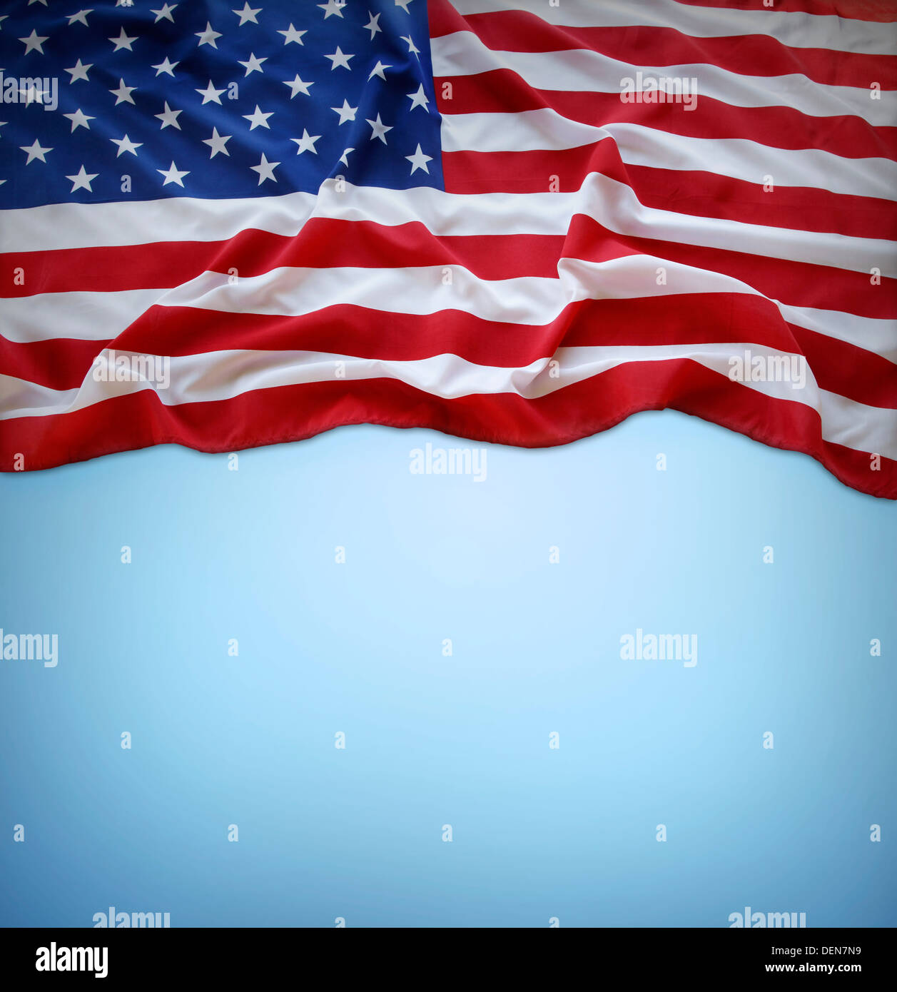 Gros plan du drapeau américain sur fond bleu Banque D'Images