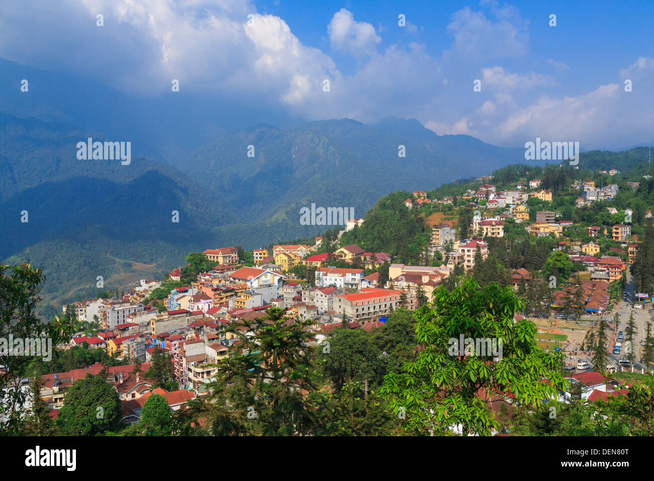 La ville de Sapa à partir de la montagne Ham Rong, Vietnam, Asie. Banque D'Images