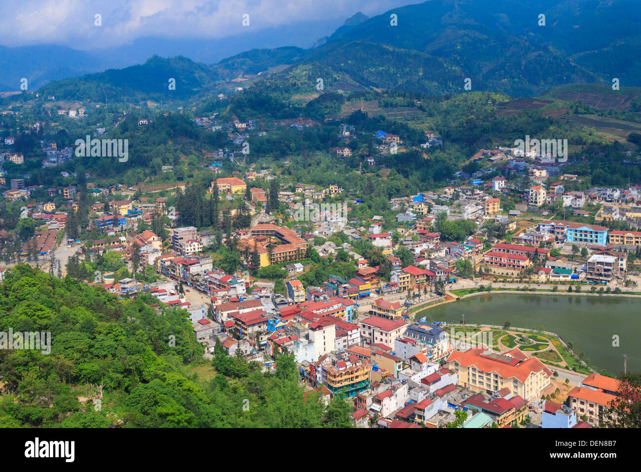 La ville de Sapa à partir de la montagne Ham Rong, Vietnam, Asie. Banque D'Images