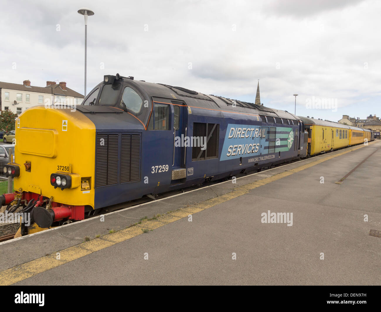Un service ferroviaire direct Train d'essai propulsé par deux locomotives Diesel de la classe 37 à l'essai à la station de communications Saltburn Banque D'Images