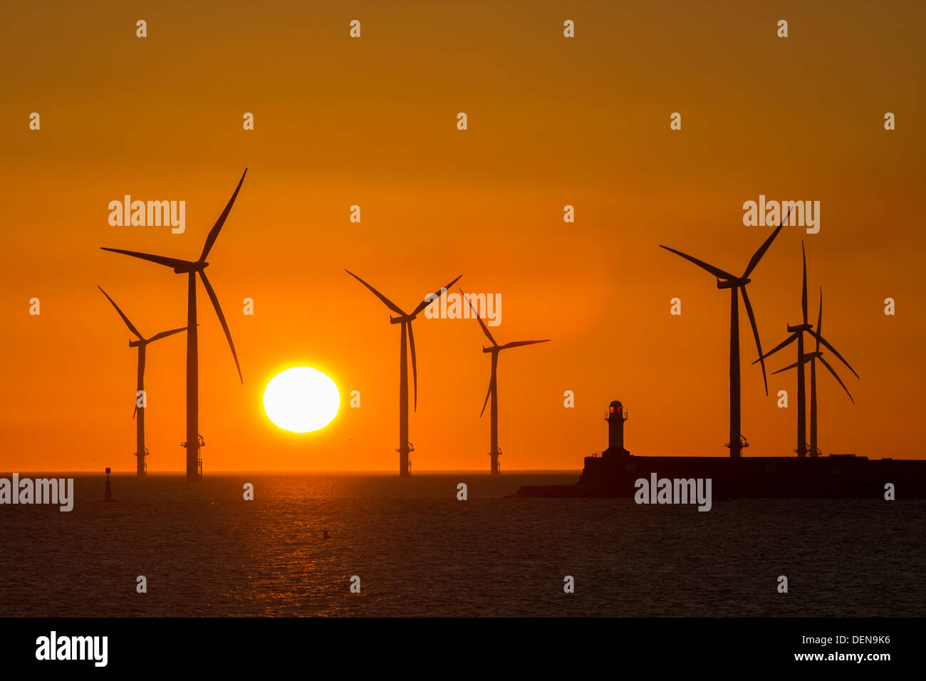 Parc éolien offshore de Teesside et Gare du Sud au lever du soleil le phare à Hartlepool, Angleterre du Nord-Est, Royaume-Uni. Banque D'Images
