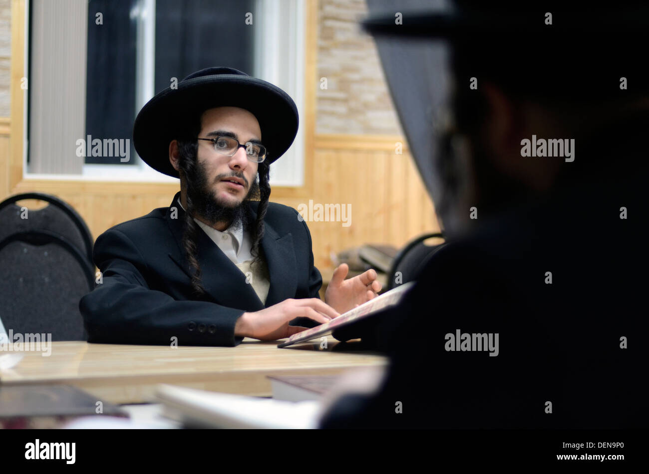 Communauté Juive extrémiste hommes priant, Lev Tahor (Coeur pur), Sainte Agathe des Monts, Québec, Canada Banque D'Images