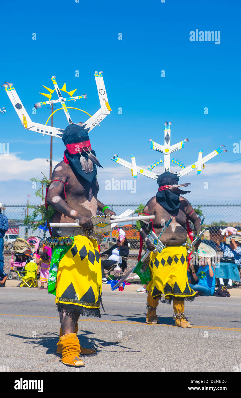 Danseurs Apache avec costume traditionnel participe à l'annuel 92 Inter-tribal cérémonie à Gallup NM Banque D'Images