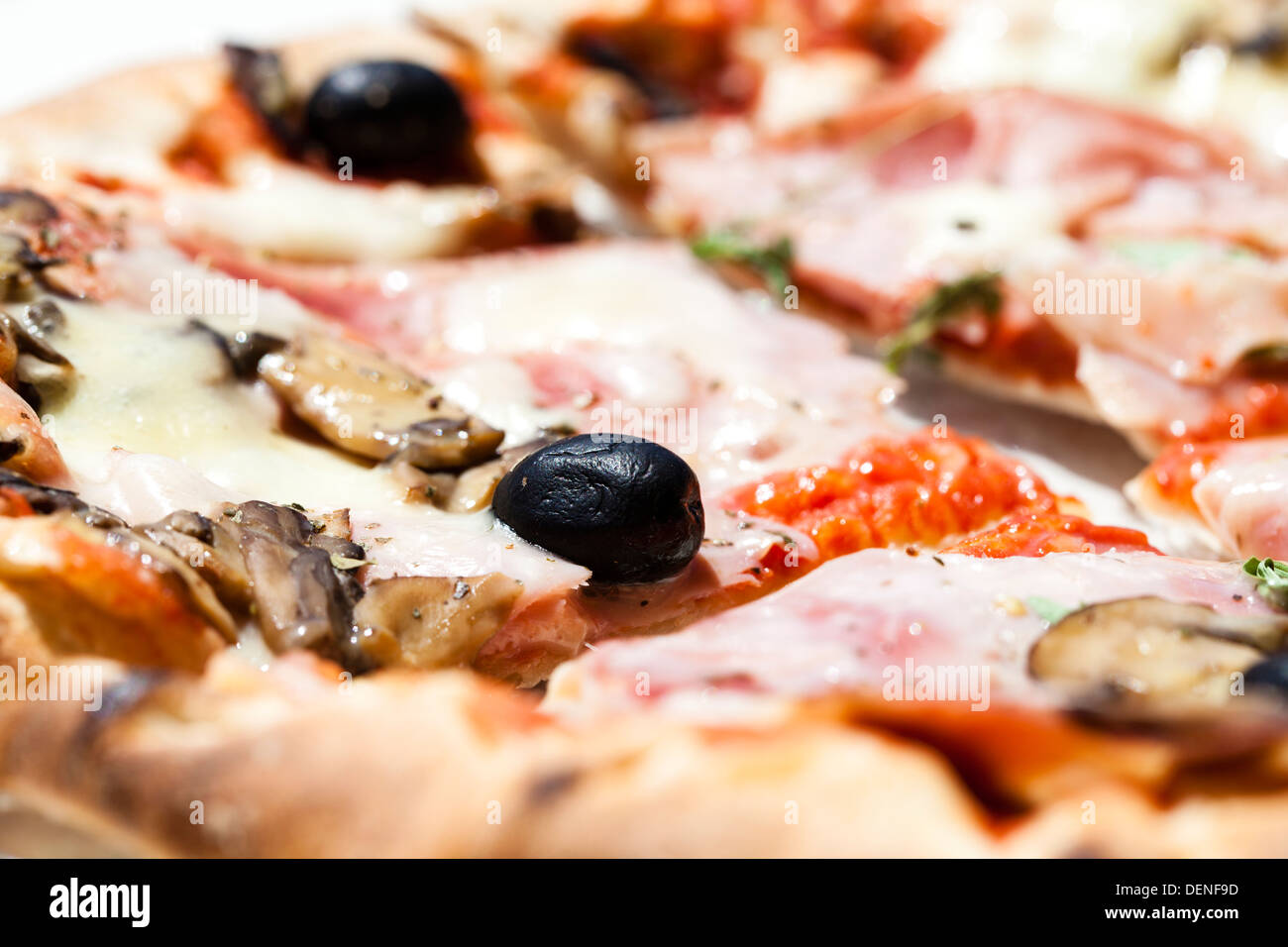 Vous pourrez déguster des pizzas fraîchement avec un jambon, champignons et d'écimage servi à l'extérieur par une belle journée ensoleillée Banque D'Images
