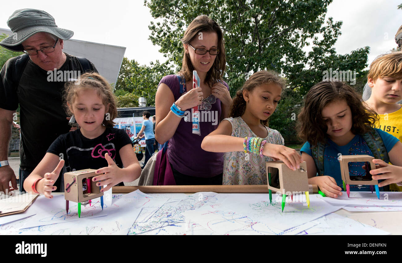 New York, NY, USA. 21e Août, 2013. Les enfants jouent avec un artbot appelé ''Le gribouilleur fou'' au monde, un Maker Faire deux jours de célébrations de do-it-yourself innovations en science et technologie qui a lieu chaque année au New York Hall of Science dans le Queens. Crédit : Brian Cahn/ZUMAPRESS.com/Alamy Live News Banque D'Images