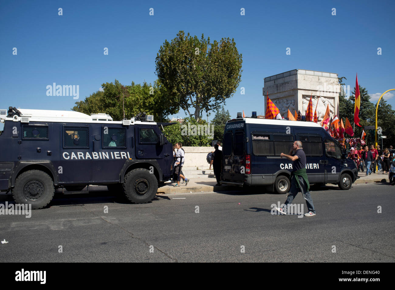 Rome Italie. 22 août, 2013. Une grande présence de la police en tant que fans commencent à se rassembler pour le derby local match au Stade olympique à Rome entre l'AS Rome et le Latium les clubs de football qui est traditionnellement l'une des plus farouches rivalités sportives dans le football italien Crédit : amer ghazzal/Alamy Live News Banque D'Images