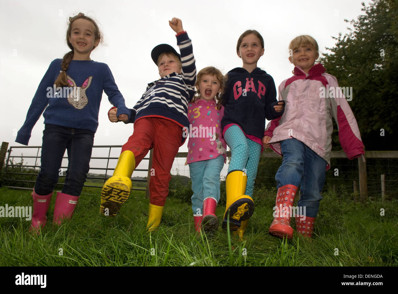 Groupe de jeunes larking autour tandis qu'à la campagne, visite de la ferme et à pied, près de Haslemere, Surrey, UK. Banque D'Images