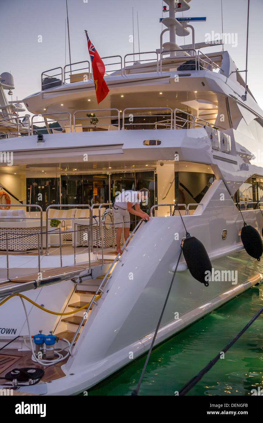 Motor yachts dans le port de Porto Cervo, Sardaigne, Italie Banque D'Images